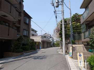敷地東側の前面道路。周辺はマンションと一戸建てが混在する住宅地です。