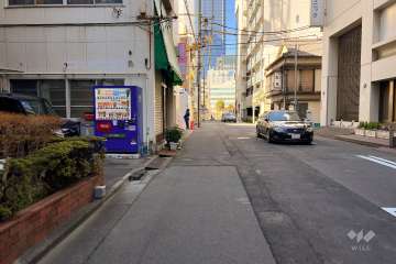 敷地北東側の前面道路（南東側から）