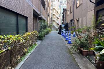 敷地北西側の前面道路（北東側から）