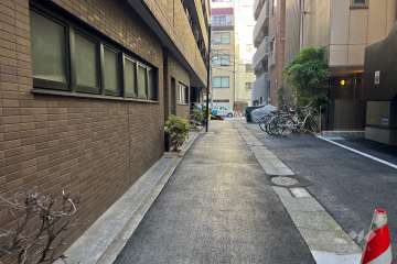 敷地南東側の前面道路（南西側から）