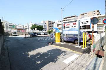 敷地東側には、コインパーキング・月極駐車場があります。