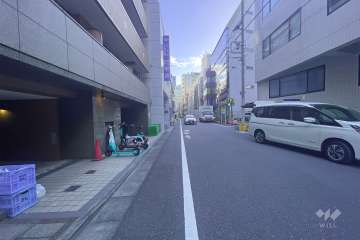 敷地西側の前面道路（北側から）