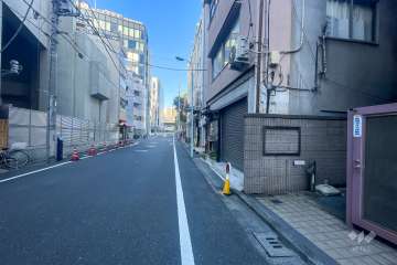 敷地西側の前面道路（南側から）