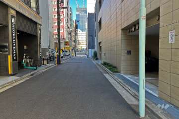 敷地南西側の前面道路（南東側から）