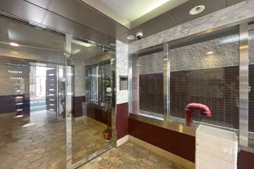 エントランスはオートロック付きです。-