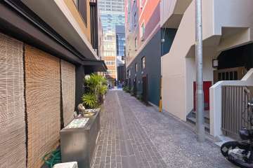 敷地西側の前面道路（南側から）