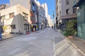 敷地北側の前面道路（西側から）