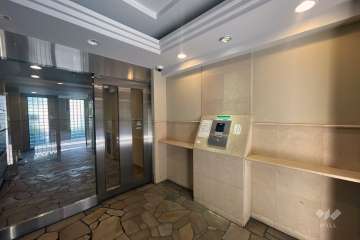 エントランスはオートロック付きです。