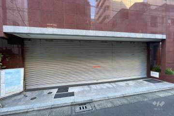 駐車場出入口（シャッター付き）