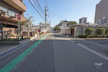 敷地南側の前面道路（西側から）