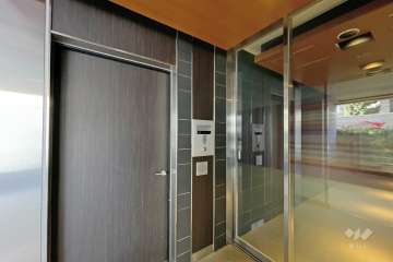 エントランスはオートロック付きです。