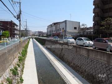 敷地の北側には道を挟んで東川が流れています。