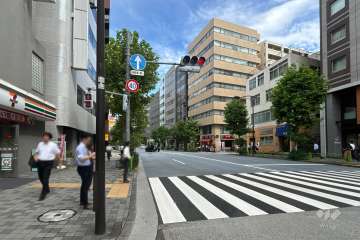 敷地の南側前面道路（西側から）