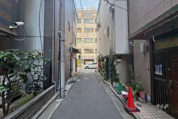 敷地北東側の前面道路（南東側から）