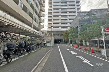 敷地の北西側前面道路（北東側から）
