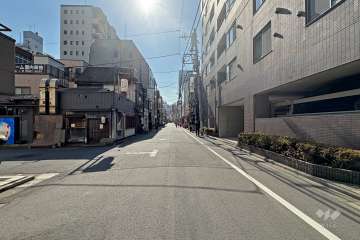 敷地南東側の前面道路（北東側から）