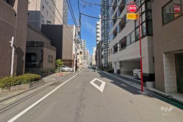 敷地南東側の前面道路（南西側から）