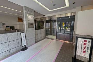 エントランスはオートロック付きです。