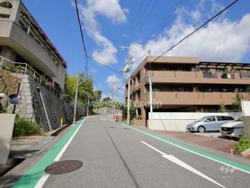 敷地西側の前面道路