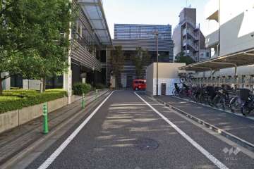 敷地北東側の前面道路(南東側から)