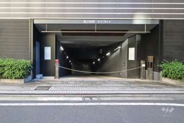 駐車場の出入り口（シャッター付き）