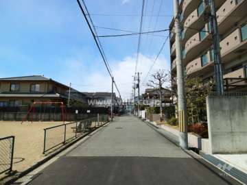 敷地南側の前面道路