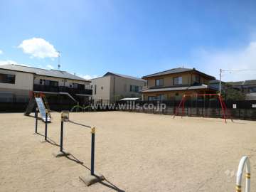 敷地南側の道路向かいにある公園