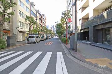 敷地南東側の前面道路(北東側から)