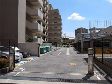 入り口にロボットゲートが設置された敷地内駐車場