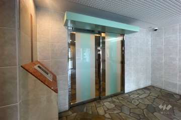 エントランスはオートロック付きです。