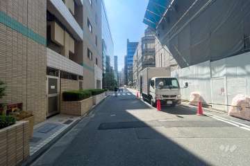 敷地北西側の前面道路（北東側から）