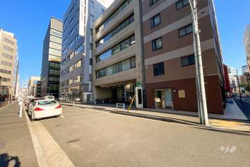 敷地北側の前面道路（西側から）