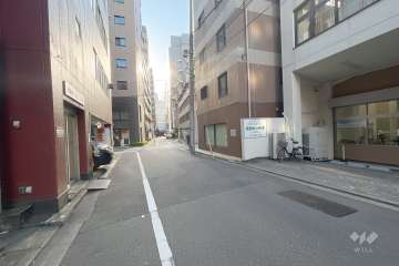 敷地南側の前面道路（東側から）