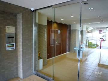 エントランスはオートロック付きです。
