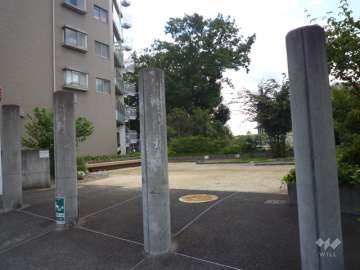 敷地北側に隣接して小さな公園があります。