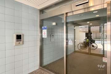 エントランスはオートロック付きです。