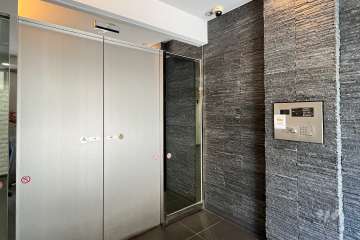 エントランスはオートロック付きです。