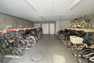 屋内に設けられた駐輪場