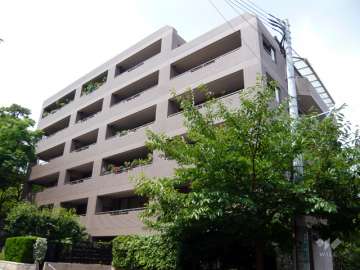 敷地の南側と東側の2方が接道し、西側は夙川オアシスロードに面している為、開放感があります。