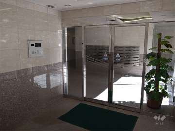 エントランスはオートロック付きです。