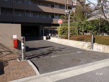 敷地内駐車場の入り口にはロボットゲートが付いています。