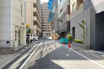 敷地南東側の前面道路（北東側から）