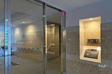 エントランスはオートロック付きです。