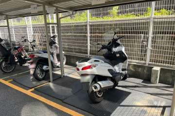 屋内にあるバイク置き場