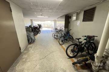 屋内に設けられた駐輪場