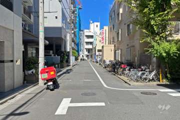 敷地北西側の前面道路（南西側から）