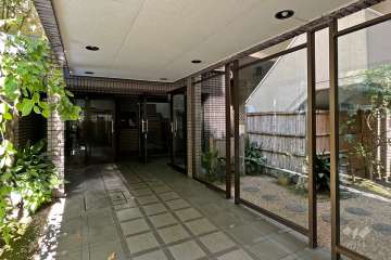 屋根やガラス窓のあるエントランスアプローチ