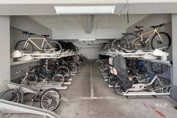 屋内に設けられた駐輪場