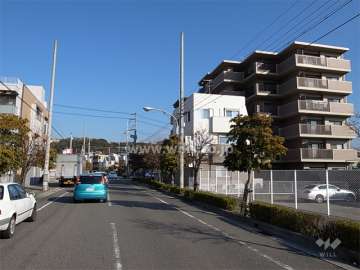 敷地西側の前面道路