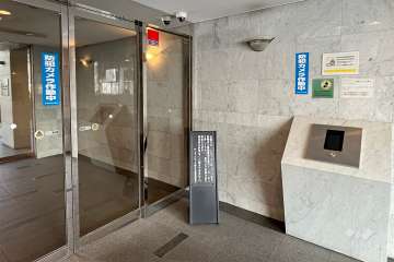 エントランスはオートロック付きです。